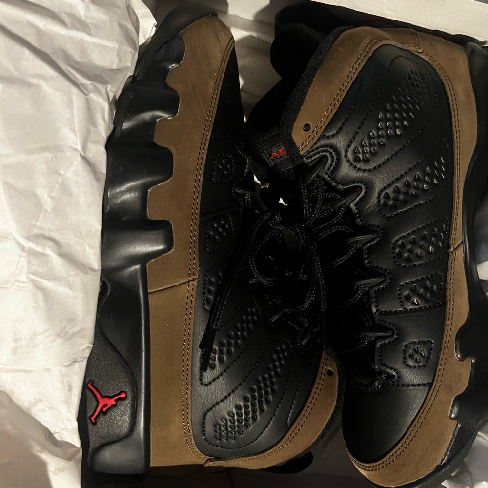 Jordan Men's Black and Tan Sneakers